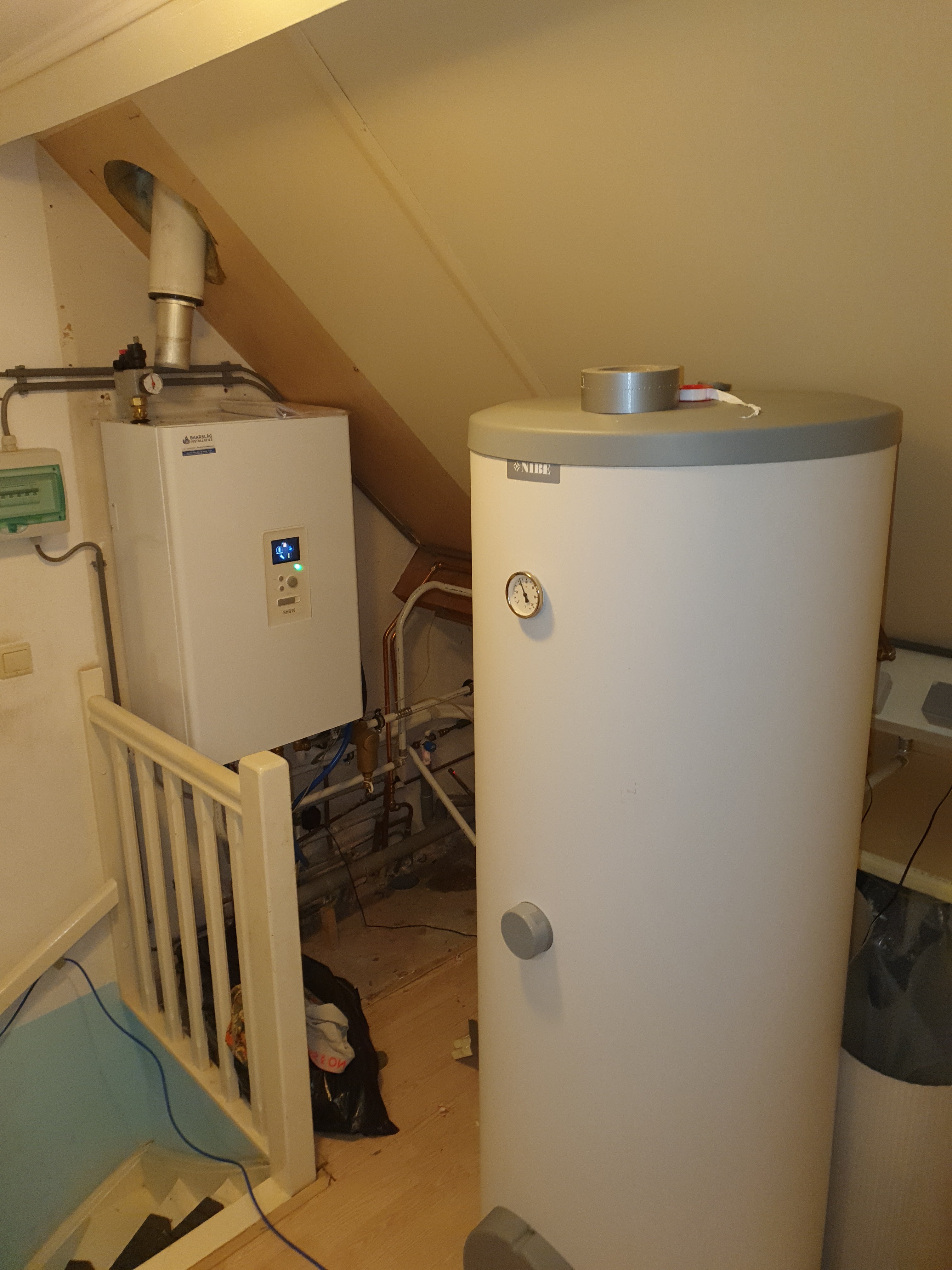Verduurzaming woning (bouwjaar 1999) compleet gas loos: opwekking lucht-water warmtepomp voor vloerverwarming, vloerkoeling en warmtapwater.