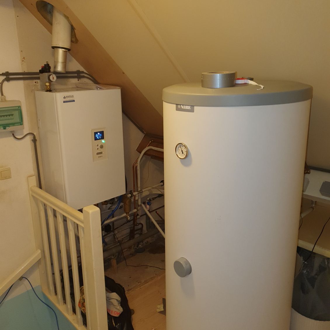 Verduurzaming woning (bouwjaar 1999) compleet gas loos: opwekking lucht-water warmtepomp voor vloerverwarming, vloerkoeling en warmtapwater.